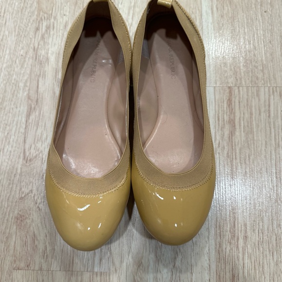 Banana Republic Tan Patent Leather Ballet Flats. Size 8.5 - Picture 2 of 9